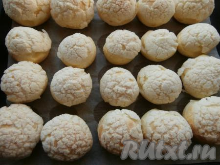 Выпекать пирожные в разогретой до 190 градусов духовке 25-30 минут.