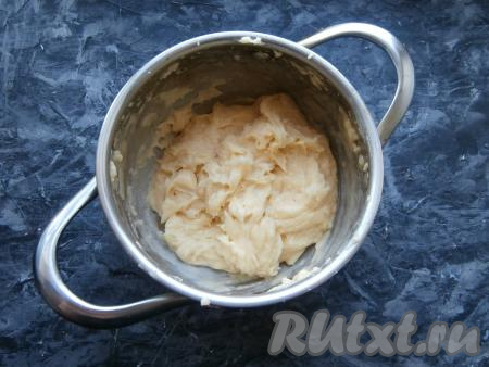 Тесто у меня получилось не жидкое, немного тянущееся за ложкой. Яиц может понадобиться 3 или 4 - смотрите на консистенцию.