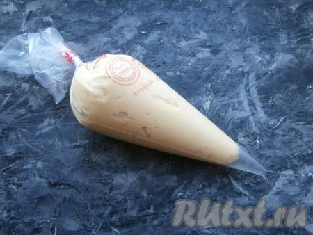 Тесто переложить в кондитерский мешок, срезать кончик на 1-1,5 см.