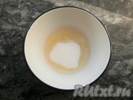 Дать полым внутри пироженкам остыть, а пока приготовить заварной крем. В кастрюльку (или эмалированную миску) всыпать сахар, добавить сырые белки, ванильный сахар и лимонную кислоту.