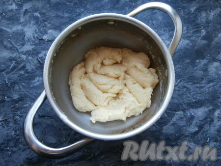 Довести содержимое кастрюли до кипения, масло должно полностью расплавиться, уменьшить огонь до среднего. Затем&nbsp;сразу всыпать всю муку и перемешать быстро&nbsp;лопаткой, чтобы получилась заварная масса. Подержать кастрюлю на небольшом огне пару минут, перемешивая тесто.