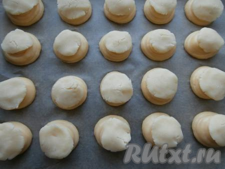 На застеленный пергаментом противень отсадить заварное тесто из кондитерского мешка в виде небольших кружочков диаметром 4-5 см. Отсаживать кружочки нужно на расстоянии друг от друга. На каждом кружке разместить небольшие, достаточно тонкие лепёшки из кракелюра.