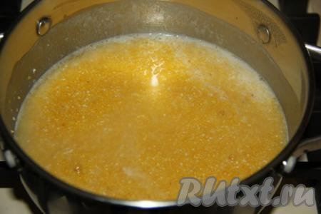 После закипания воды варить кукурузную крупу минут 15 на среднем огне.&nbsp;