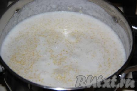 Варить кукурузную кашу минут 15, помешивая время от времени.