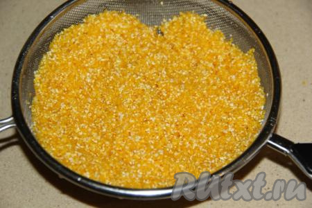 Кукурузную крупу выложить в сито и хорошо промыть водой.