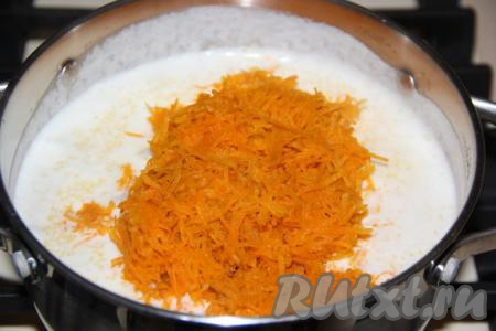 По прошествии времени добавить соль, сахар и натёртую тыкву (я натёрла её на мелкой тёрке).