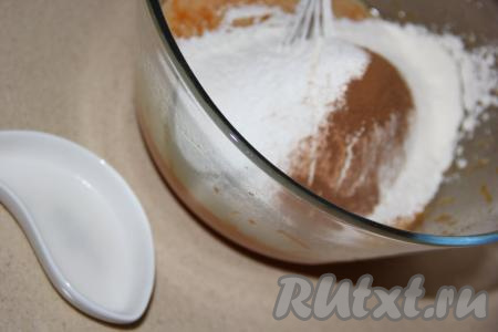 Всыпать муку, корицу и разрыхлитель. Соду погасить лимонным соком.