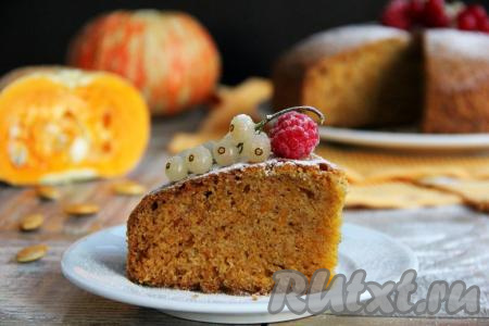 Тыквенный пирог, приготовленный по этому достаточно простому рецепту, получается ароматным, очень вкусным, с влажной текстурой. Такая аппетитная, пышная выпечка несомненно украсит семейное чаепитие!