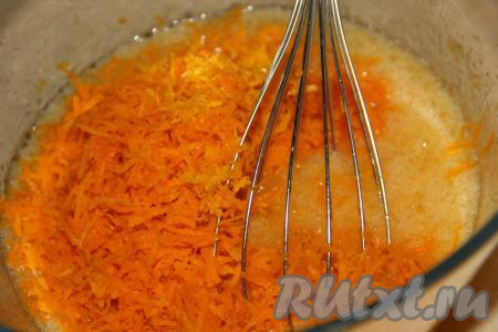 В миску с  яично-масляной смесью добавить натёртую тыквы и цедру, перемешать венчиком.