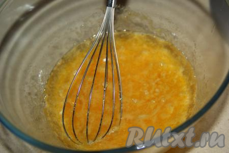 Перемешать массу венчиком до однородного состояния. После этого влить растительное масло и перемешать яично-масляную смесь до однородности.