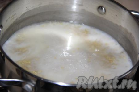 Затем влить 300 мл молока, дать каше закипеть, а после этого варить, накрыв крышкой, на медленном огне минут 15, помешивая время от времени.