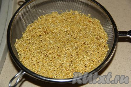 Пшено хорошо промыть (я высыпаю пшено в сито и тщательно промываю крупу под проточной водой).