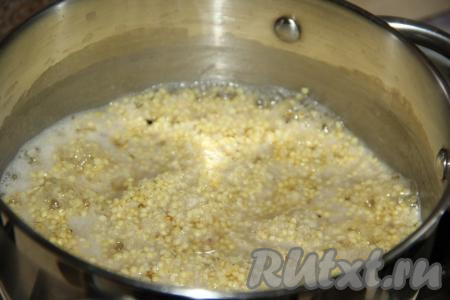 Варить пшено, иногда перемешивая, минут 10-15 (до полного испарения воды).&nbsp;