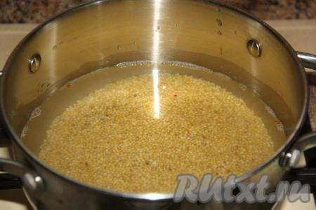 В кастрюлю (лучше готовить в кастрюле с толстым дном, чтобы каша не подгорела в процессе варки), выложить промытое пшено и залить 300 мл воды, поставить на сильный огонь.