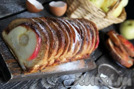 Достать из духовки, слегка остудить выпечку, а затем переложить на тарелку. При подаче можно присыпать его сахарной пудрой. Вот так достаточно просто можно приготовить нежный, ароматный пирог из батона и яблок!