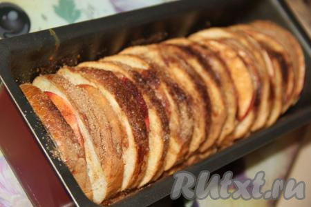 Выпекать минут 20 (пирог должен покрыться золотистой корочкой).