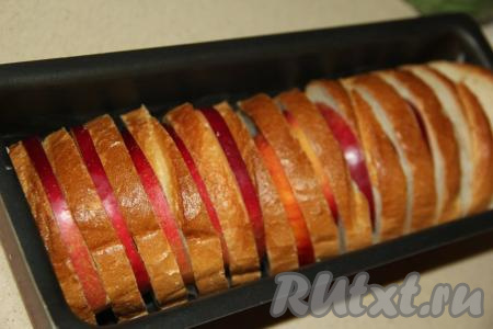 Заполнить форму кусочками батона, чередующимися с яблоками.