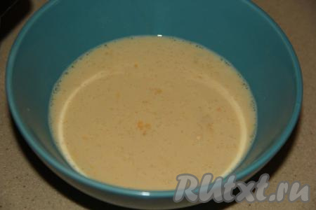 Взбить яично-молочную массу вилкой (или венчиком).