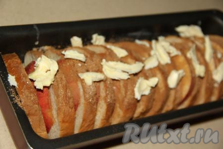 Сверху выложить кусочки масла. Поставить пирог в разогретую до 200 градусов духовку.