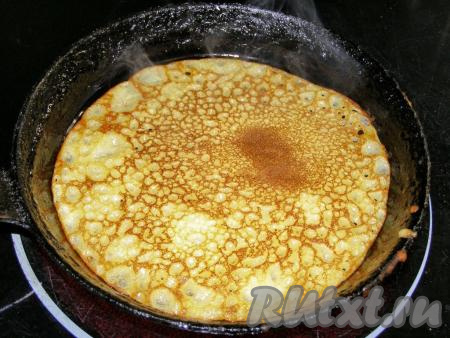 С помощью лопаточки переворачиваем блин и обжариваем его с другой стороны ещё, примерно, пол минуты. Если вы планируете готовить блины с начинкой, то достаточно будет обжарить блин только с одной стороны. Готовый блинчик перекладываем на тарелку. Перед тем как налить очередную порцию теста на сковороду, её нужно смазать тонким слоем подсолнечного масла. Для смазывания сковородки можно воспользоваться половинкой очищенной картофелины, марлевой салфеткой, сложенной в несколько раз, или силиконовой кисточкой. Таким образом жарим все блины.