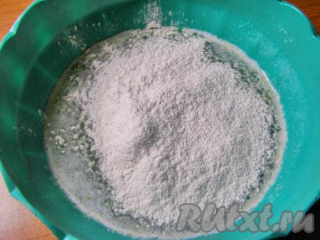 Соединяем сыворотку с яично-сахарной смесью, перемешиваем и всыпаем просеянную муку. Ещё раз хорошо перемешиваем, комочки муки нужно разбить.