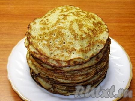 Готовые блины складываем стопочкой, по желанию, каждый блинчик можно смазать растопленным сливочным маслом.