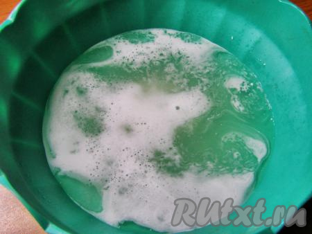 Перед приготовлением блинов достаём сыворотку из холодильника, чтобы она согрелась до комнатной температуры (или слегка разогреваем на плите). Добавляем в тёплую сыворотку соду и перемешиваем. Смесь должна немного вспениться.