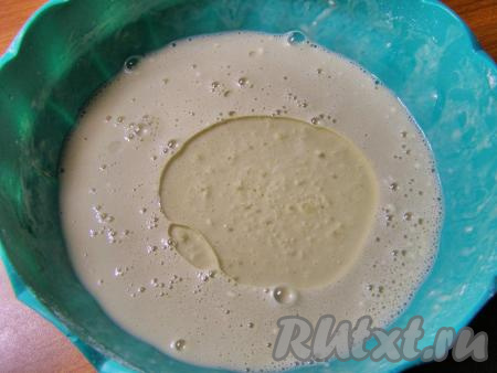 Добавляем в тесто подсолнечное масло и снова размешиваем. Тесто должно получиться однородным, по консистенции напоминать кефир.