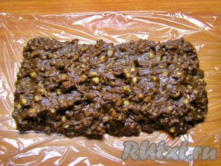 Расстилаем пищевую плёнку и выкладываем на неё смесь из печенья с какао.