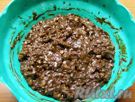 Переливаем массу в миску с раскрошенным печеньем и перемешиваем ложкой. Смесь должна получиться достаточно вязкой. Если вам кажется, что смесь получается сухой, добавьте совсем немного тёплого молока, если кажется жидкой, добавьте в массу ещё немного измельчённого&nbsp;печенья.