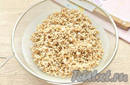 Перебрать перловую крупу, замочить на 3-4 часа в холодной воде. Я стараюсь замачивать перловку с вечера, чтобы утром можно было не отвлекаться на данную процедуру и сразу приступить к варке каши. После замачивания перловую крупу очень хорошо промыть водой и откинуть на сито (или дуршлаг), чтобы стекла лишняя жидкость.