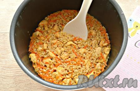 Перловку с курицей и овощами готовить 40 минут при закрытой крышке мультиварки.