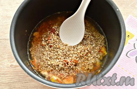 Влить к перловке с курицей кипячёную воду. Я влила 2 стакана воды, поэтому у меня перловая каша получилась рассыпчатой. Если желаете, чтобы перловка получилась вязкой консистенции, то увеличьте количество жидкости, добавив в общей сложности 2,5 стакана воды. Программу «Жарка» отключить, установить «Тушение».