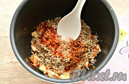 Выложить к ингредиентам в чашу подготовленную перловку, посолить, сдобрить по вкусу паприкой и молотыми специями (я использовала готовую приправу для куриных блюд, можно взять смесь молотых перцев), перемешать.