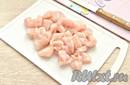 Куриное мясо промыть и отделить от костей, обсушить бумажным полотенцем. Я брала куриное филе. Нарезать&nbsp;куриное мясо на небольшие кусочки.
