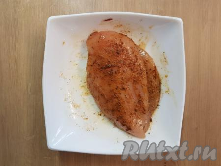 Куриное филе натереть со всех сторон специями, маслом и соком лимона, оставить мариноваться минимум минут на 10.