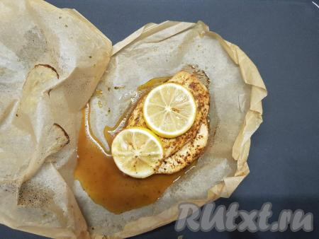 Запекать куриное филе в пергаменте 30 минут в духовке, заранее разогретой до 200 градусов.