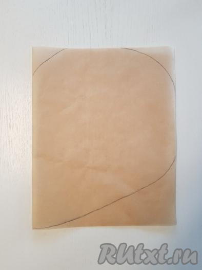 Сначала необходимо отрезать кусок пергаментной бумаги шириной 48-50 см, сложить его, как книжку, и карандашом нарисовать контур половинки сердца (как показано на фото).