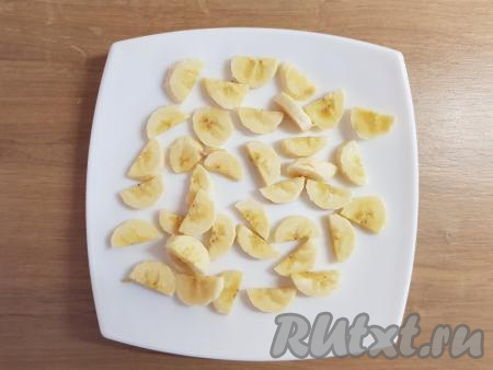 Теперь займёмся начинкой для нашего пирожного. Прежде всего нужно нарезать очищенный банан на тонкие кружочки, а затем каждый кружочек поделить на 2 половинки (как показано на фото).