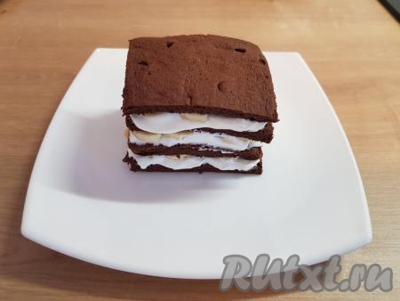 Далее выложить последний кусочек коржа.