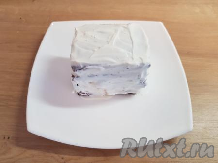 Сверху и по бокам обмазать пирожное остатками мягкого творога и поставить в холодильник пропитываться на 1 час.