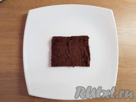 Далее приступим к сборке пирожного, для этого на плоскую тарелку нужно выложить один кусочек коржа (края можно аккуратно&nbsp;подрезать у каждого из кусочков).