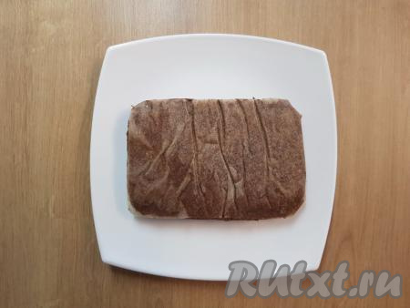 Форму с коржом достать из микроволновки. После остывания выложить корж на тарелку, перевернув на неё форму с выпечкой.