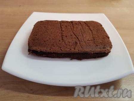 При выпекании в микроволновке корж не сильно увеличивается в размерах.