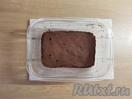 Форму с тестом поставить в микроволновку и готовить при мощности 800 Вт 6 минут. Готовность коржа проверить, проколов тесто сухой зубочисткой (если пирожное готово, значит после прокалывания теста зубочистка по-прежнему останется сухой).