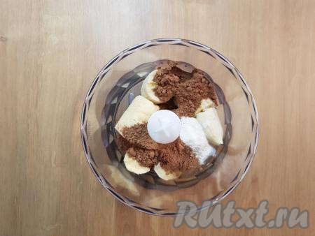 Вначале испечём корж - основу нашего пирожного, для этого в чашу блендера нужно разбить яйцо, добавить разрыхлитель теста, какао и кусочки очищенного банана.