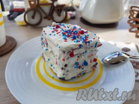 По желанию, пирожное можно украсить кондитерской посыпкой (или тёртым шоколадом).