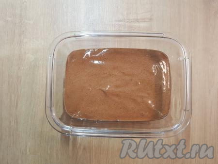 Переложить получившееся тесто в подготовленную форму.