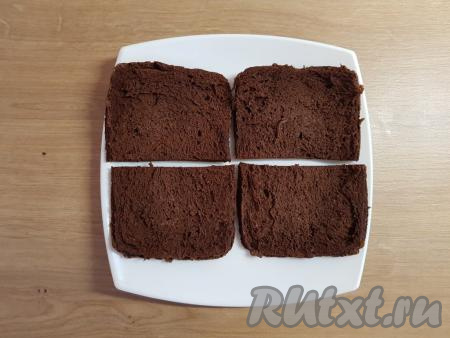 Корж разрезать вдоль на две половины, а затем каждую -&nbsp;пополам.