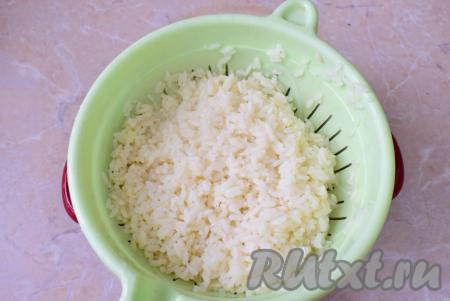 Готовые рисинки станут мягкими, но при этом они должны хорошо держать форму (не должны быть разваренными). Откиньте готовый рис на дуршлаг и оставьте на некоторое время, чтобы стекла лишняя жидкость.